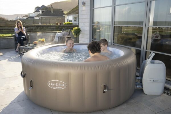 personas bañandose en jacuzzi piscina springs 963 LT 4-6 personas 196x71cm marca Bestway